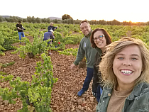 Das Team von Del Alamo Family Vineyards in den Weinbergen der Sierra de Valdehierro
