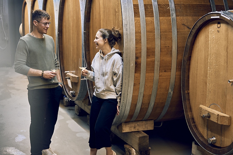 Vincenz und Antonia Knoll im Holzfasskeller Weingut am Stein c Stefan Schütz Vincenz und Antonia Knoll im Holzfasskeller Weingut am Stein c Stefan Schütz