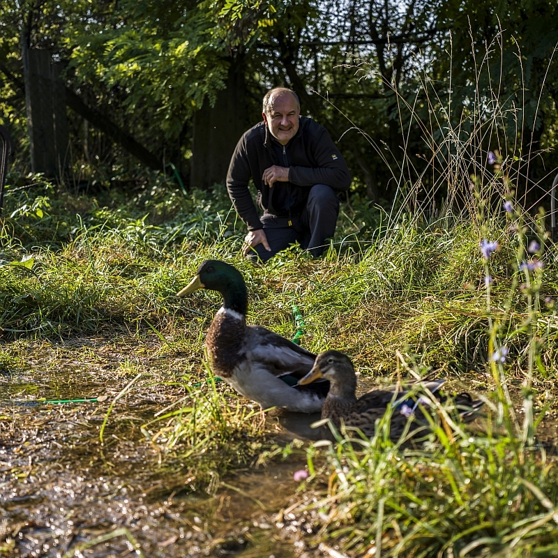 Helmut Bernthaler am Auslauf der Brunnenwasserkühlung 