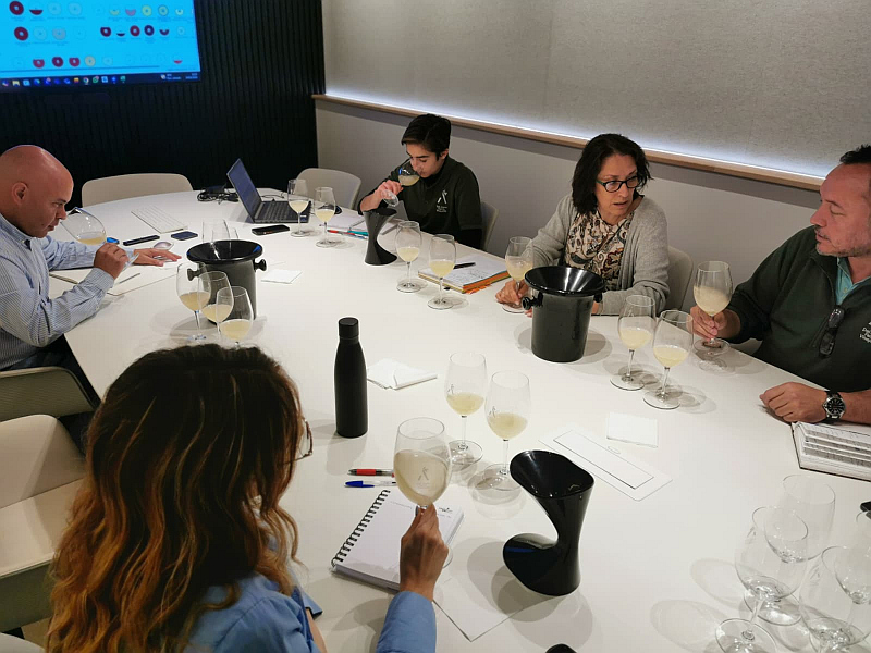 Das Team von Del Alamo Family Vineyards probiert die Jungweine